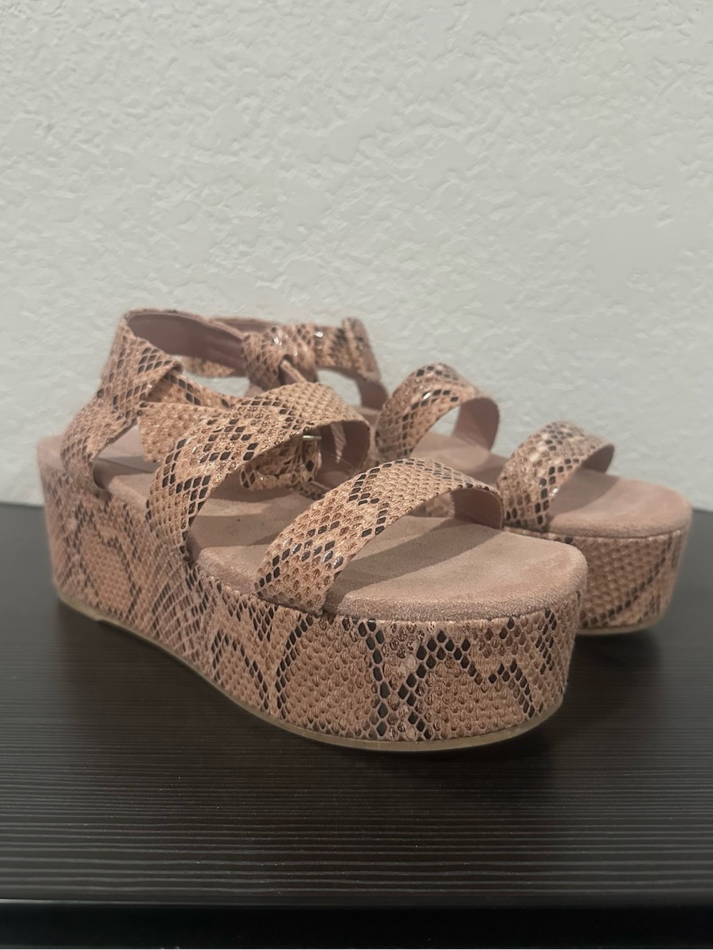 ! Qupid Snake-Print Platform Sandals in blush pink / light Tan size 8